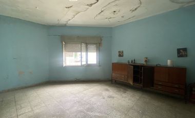 ¡CASA EN ESQUINA A REFACCIONAR - FOT 3 + SÓTANO!