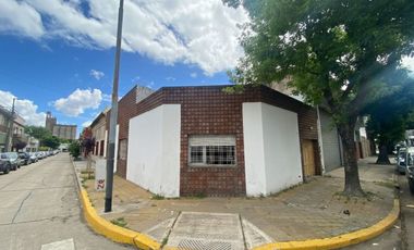 ¡CASA EN ESQUINA A REFACCIONAR - FOT 3 + SÓTANO!