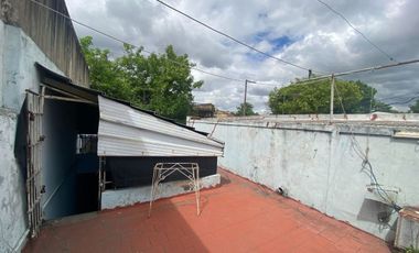 ¡CASA EN ESQUINA A REFACCIONAR - FOT 3 + SÓTANO!