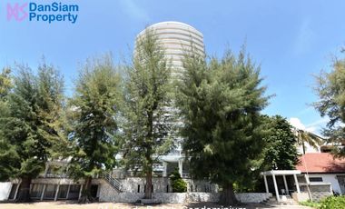 Beachfront Condo with Stunning Sea View at Sandy Beach
