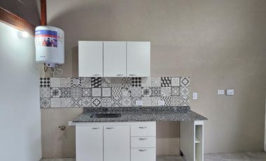 Monoambiente en alquiler en Morón, con entrepiso funcional como dormitorio