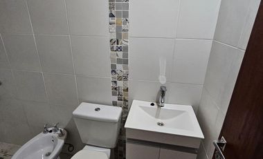 Monoambiente en alquiler en Morón, con entrepiso funcional como dormitorio