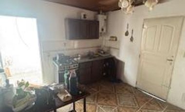 Propiedad con cinco departamentos. dos tienen dos dormitorios y dependencias y tres tienen un dormitorio. Todos amoblados, ideal para inversión.-