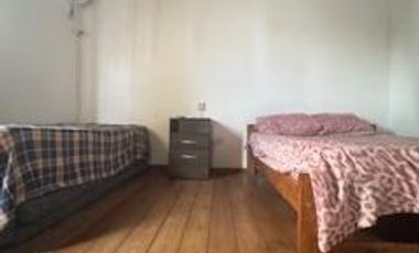 Propiedad con cinco departamentos. dos tienen dos dormitorios y dependencias y tres tienen un dormitorio. Todos amoblados, ideal para inversión.-