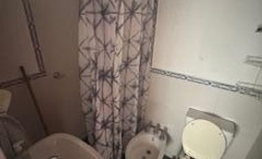 Propiedad con cinco departamentos. dos tienen dos dormitorios y dependencias y tres tienen un dormitorio. Todos amoblados, ideal para inversión.-
