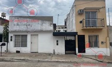 Propiedad con cinco departamentos. dos tienen dos dormitorios y dependencias y tres tienen un dormitorio. Todos amoblados, ideal para inversión.-