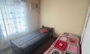 Propiedad con cinco departamentos. dos tienen dos dormitorios y dependencias y tres tienen un dormitorio. Todos amoblados, ideal para inversión.-