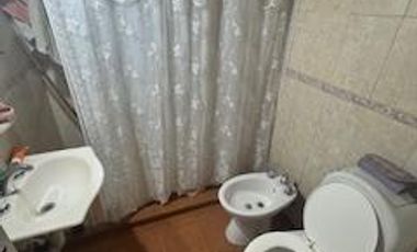 Propiedad con cinco departamentos. dos tienen dos dormitorios y dependencias y tres tienen un dormitorio. Todos amoblados, ideal para inversión.-