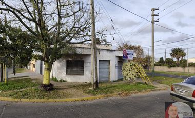 Dos locales en excelente esquina!