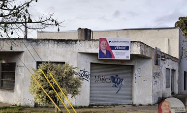 Dos locales en excelente esquina!