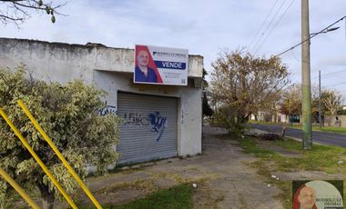 Dos locales en excelente esquina!