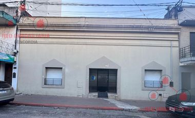 Propiedad ideal para construcción de locales, consultorios, hostel, oficinas, edificio y muchas alternativas más.-
