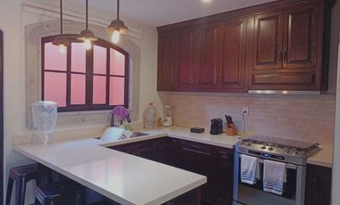 Villa amueblada en venta en San Miguel de Allende con roof garden, alberca y jac