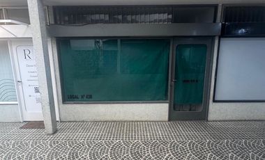 Local 43 en Galería Entre Ríos. Bien ubicado, ideal para inversión. Muy buen precio.-