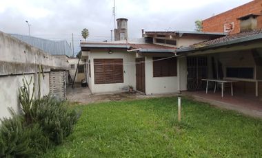 Venta casa quincho local sobre avenida