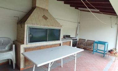 Venta casa quincho local sobre avenida
