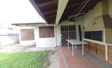 Venta casa quincho local sobre avenida
