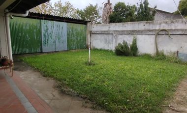 Venta casa quincho local sobre avenida