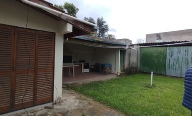 Venta casa quincho local sobre avenida