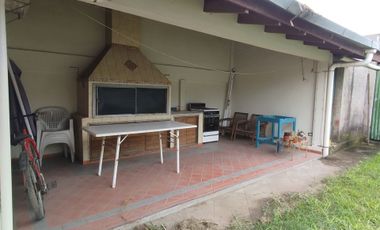 Venta casa quincho local sobre avenida