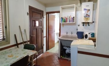 Venta casa quincho local sobre avenida
