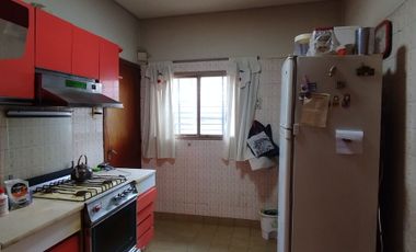 Venta casa quincho local sobre avenida