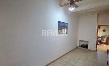 VENTA DE DOS LOCALES CON CASA