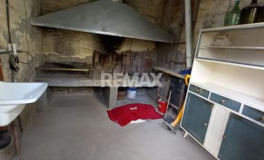 VENTA DE DOS LOCALES CON CASA