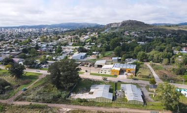 VENTA COMERCIAL AMPLIO GALPÓN EN TANDIL