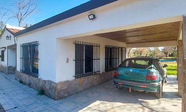 VENTA - Casa de 2 dormitorios, galería parrillero y piscina - Oliveros.