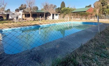 VENTA - Casa de 2 dormitorios, galería parrillero y piscina - Oliveros.
