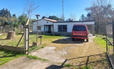 VENTA - Casa de 2 dormitorios, galería parrillero y piscina - Oliveros.