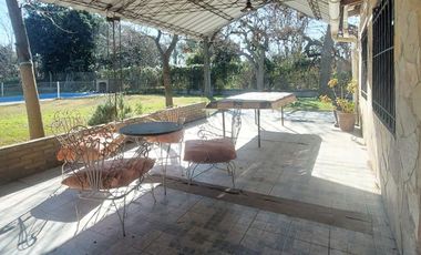 VENTA - Casa de 2 dormitorios, galería parrillero y piscina - Oliveros.
