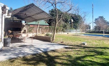 VENTA - Casa de 2 dormitorios, galería parrillero y piscina - Oliveros.