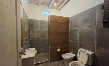 CASA, PISCINA Y QUINCHO EN TERRENO DE 2 HECTAREAS