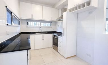 Casa en venta 3 amb con cochera PB Olivos