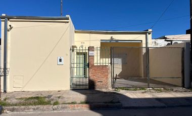 REMAX ALQUILA CASA DE 3 DORM.  COCHERA Y PATIO