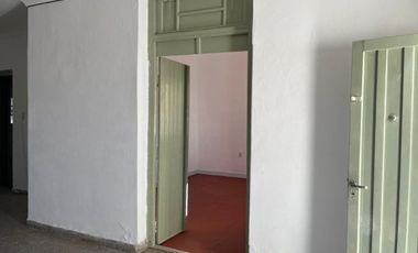 REMAX ALQUILA CASA DE 3 DORM.  COCHERA Y PATIO