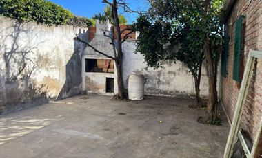 REMAX ALQUILA CASA DE 3 DORM.  COCHERA Y PATIO