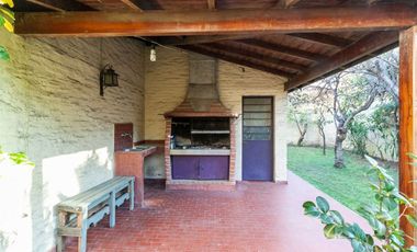 CASA 5 AMB LOTE PROPIO JARDÍN QUINCHO COCHERA