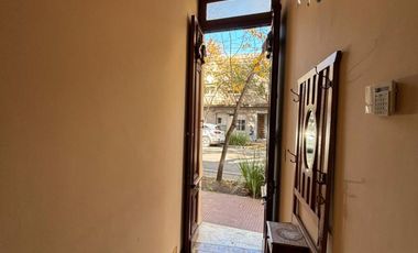 VENTA PH AL FRENTE ESTILO CLASICO RECICLADO RECIENTEMENTE Y EN MUY BUEN ESTADO