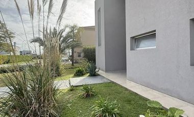 Casa 5 ambientes con pileta en alquiler - Las Golondrinas