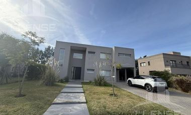 Casa 5 ambientes con pileta en alquiler - Las Golondrinas
