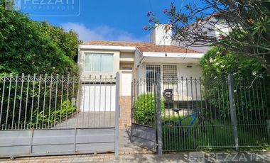 Casa en  alquiler por 24 meses. Z/ Stella Maris. 3 dormitorios. Escritorio . Parque. Garage doble. Playroom