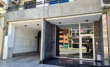 Av. Francia y Cordoba - Cochera cubierta