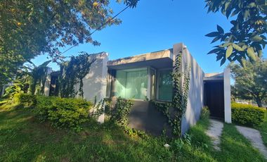 Casa de categoría en venta. Cuatro dormitorios y piscina en el centro de Ricardone.