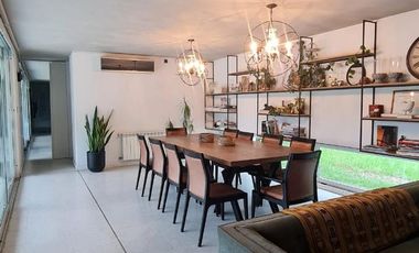 Casa de categoría en venta. Cuatro dormitorios y piscina en el centro de Ricardone.
