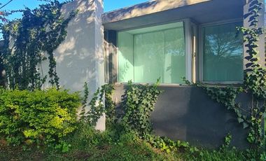 Casa de categoría en venta. Cuatro dormitorios y piscina en el centro de Ricardone.