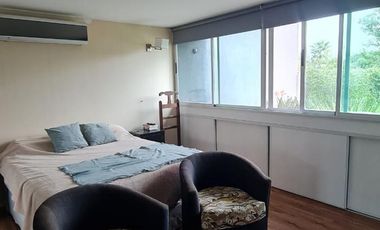 Casa de categoría en venta. Cuatro dormitorios y piscina en el centro de Ricardone.