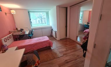 Casa de categoría en venta. Cuatro dormitorios y piscina en el centro de Ricardone.